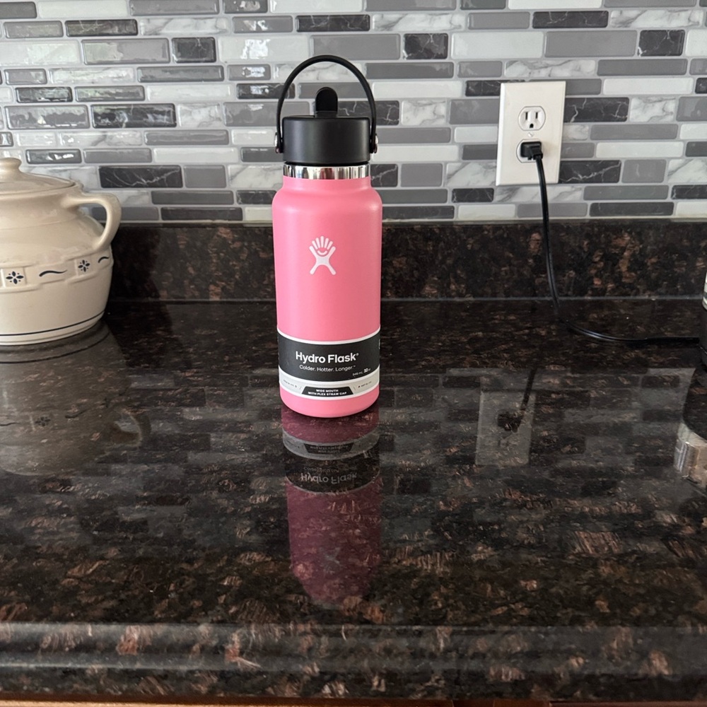 Hydro Flask pink Bottle with Black Lid 32 oz